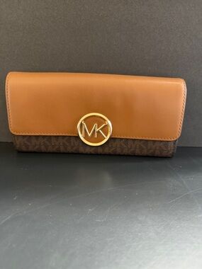Michael Kors Wallet-NWT
